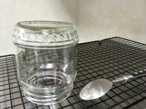 可密封的玻璃容器和勺子消毒处理。