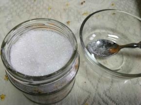 最后一层白糖。压严实。
