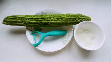 苦瓜洗净，原料备齐。