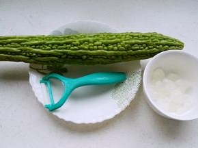 苦瓜洗净，原料备齐。