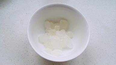 取60g冰糖放碗中。