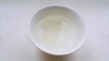 倒入120g开水，用筷子搅下，放一边，让冰糖慢慢融化。