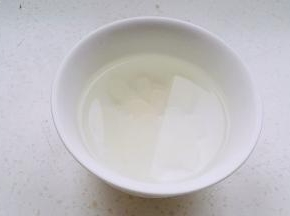 倒入120g开水，用筷子搅下，放一边，让冰糖慢慢融化。