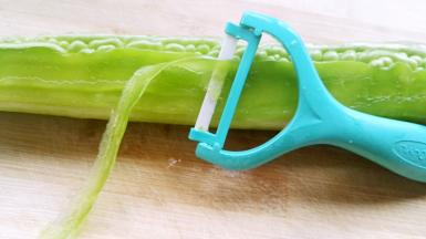 苦瓜不用去瓤，直接用奈瓷18度削皮刀把苦瓜皮削下来。