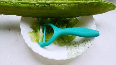 削下的苦瓜片薄如蝉翼，可以更好的让冰糖水腌渍其中。