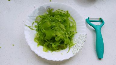 削好的苦瓜皮放稍深点的盘中，放玻璃盘里更漂亮！