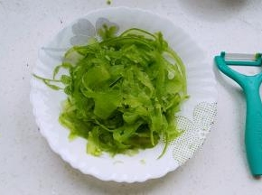 削好的苦瓜皮放稍深点的盘中，放玻璃盘里更漂亮！