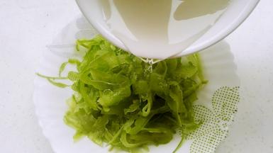 倒入融化、放凉的冰糖水。