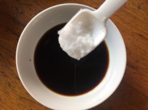 加入食盐搅拌均匀成酱待用