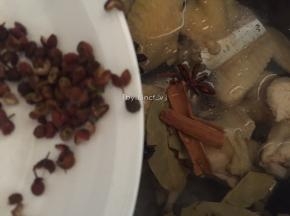 放入另一半花椒