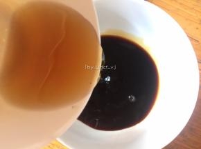 生抽倒入碗中，加入料酒