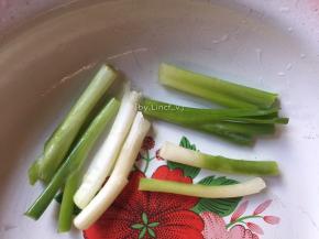 葱白洗净后切段待用