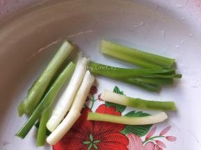葱白洗净后切段待用