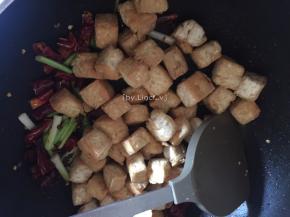 然后倒入炸好后的豆腐丁