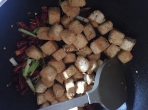 然后倒入炸好后的豆腐丁