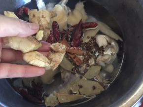 放入拍好的姜块