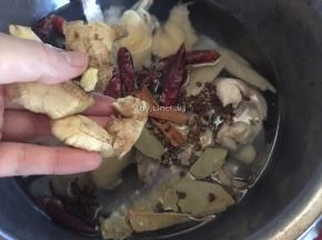 放入拍好的姜块