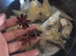 接着洗净后的翅根重新放入能没过的适量清水，放入八角