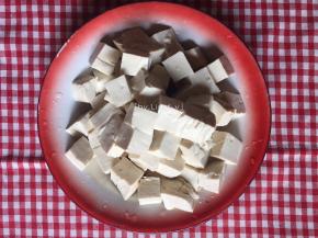 老豆腐切成拇指甲大小的小方丁