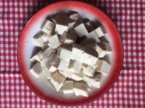 老豆腐切成拇指甲大小的小方丁