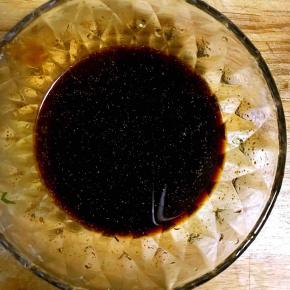 3.将生抽，料酒，少许盐，耗油，十三香放入碗中调匀备用