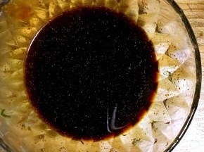 3.将生抽，料酒，少许盐，耗油，十三香放入碗中调匀备用
