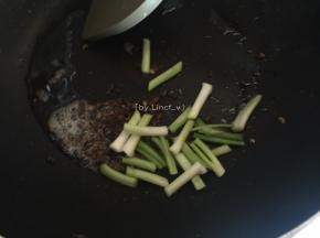 加入葱白段