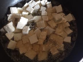 倒入切好的豆腐丁油炸