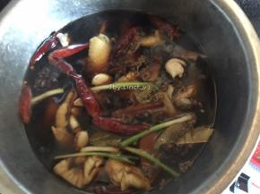 然后大火煮后转中小火煮约20-30小时入味上色即可 