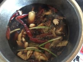 然后大火煮后转中小火煮约20-30小时入味上色即可 