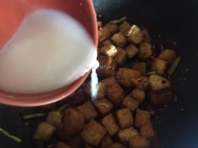 最后搅拌调好的水淀粉倒入翻炒