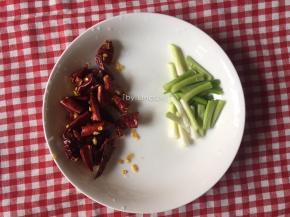 先将干红辣椒切小段、葱白洗净切段待用
