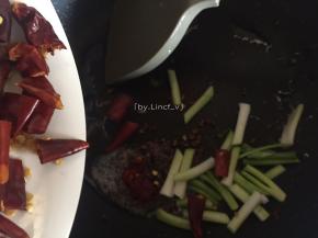 加入干红辣椒翻炒