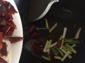 加入干红辣椒翻炒