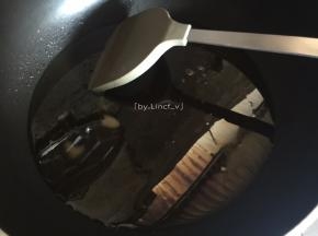 接着热油锅，倒入适量食用油烧热