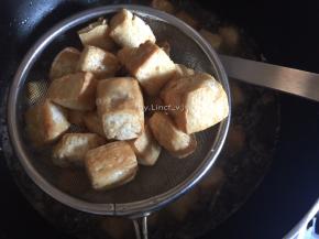 炸至表面金黄即可捞起控油待用