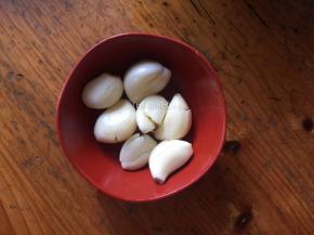 蒜瓣去皮后轻拍裂开待用