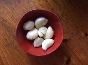 蒜瓣去皮后轻拍裂开待用