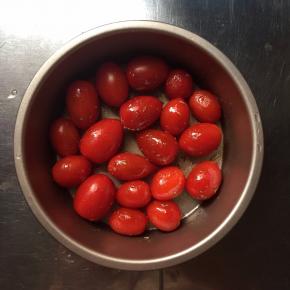 小番茄洗净，撒上黑胡椒粉、橄榄油，罗勒和迷迭香