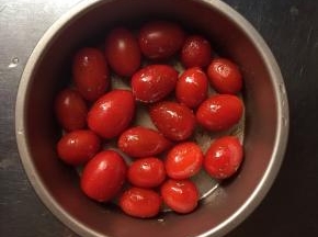 小番茄洗净，撒上黑胡椒粉、橄榄油，罗勒和迷迭香