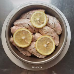 鸡翅表面放两三片柠檬，烤箱200度预热