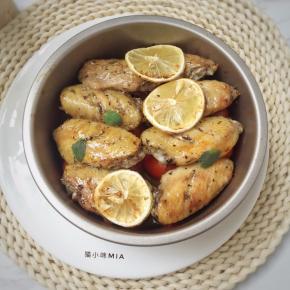 放进已预热好的烤箱中层，200度烘烤35分钟，拿出来刷一层蜂蜜，再烤15分钟