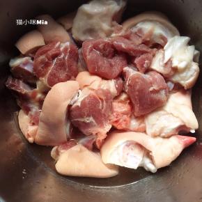 猪蹄去毛洗净