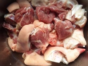 猪蹄去毛洗净