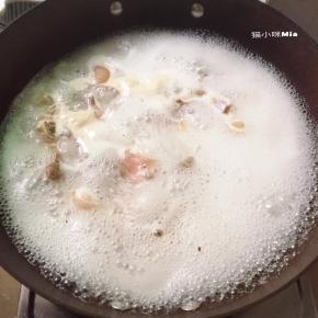 锅里下冷水，将猪蹄放进去，加入3块姜片和适量料酒，大火煮开后，转小火煮5分钟