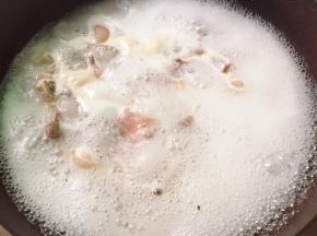 锅里下冷水，将猪蹄放进去，加入3块姜片和适量料酒，大火煮开后，转小火煮5分钟