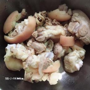 将煮好的猪蹄捞出，清水洗净，再沥干水分