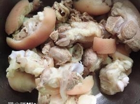 将煮好的猪蹄捞出，清水洗净，再沥干水分