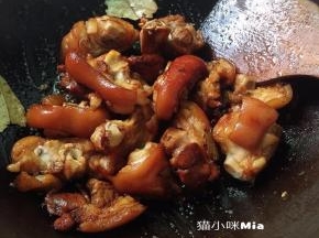 冷油下冰糖，炒出糖色，倒入猪蹄，炒至上色，再加入洗干净的香料，小火翻炒出香味，然后加入2勺香醋，适量生抽和蚝油