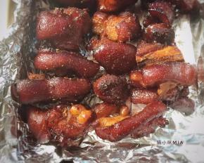 焖至汤汁浓稠，将猪蹄夹放在烤盘上，洒上适量烧烤粉，烤箱200度预热